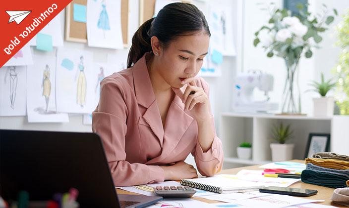 坐在办公桌前沉思的亚洲女性 